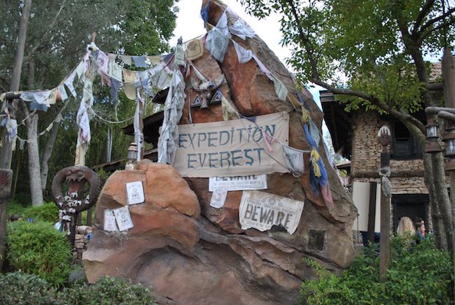 https://www.wdwkingdom.com/wp-content/uploads/2015/07/expedition-everest-attraction-main-decorated-rock-entrance-sign.jpeg